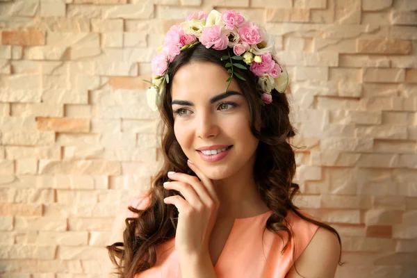 Mulher bonita com flores na cabeça — Fotografia de Stock