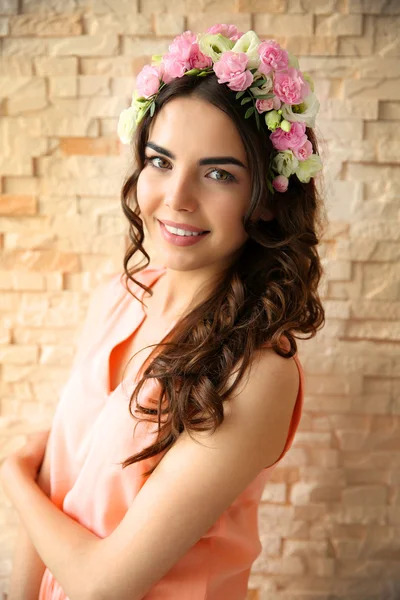 Bella giovane donna con fiori sulla testa — Foto Stock