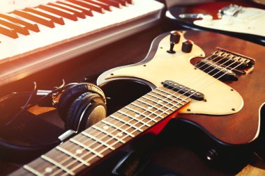 elektro gitar ve synthesizer