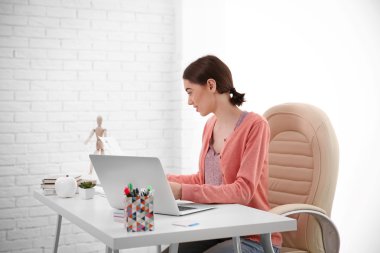 Bilgisayarda çalışan kadın 