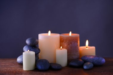 Mumlar yanan ile spa taşlar