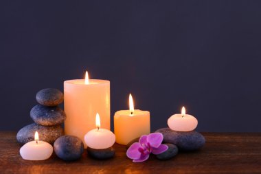 Yanan mumlar ve çiçek ile spa taşlar