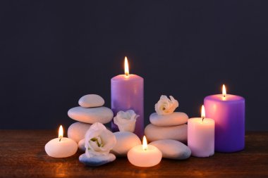 Yanan mumlar ve çiçekler ile spa taşlar