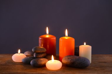 Mumlar yanan ile spa taşlar