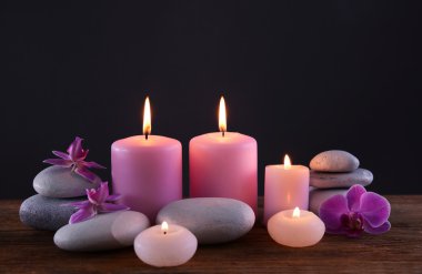 Yanan mumlar ve çiçekler ile spa taşlar