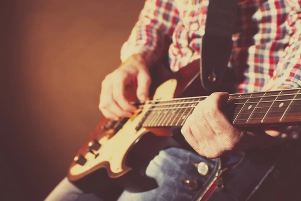 Hombre jugando en la guitarra eléctrica — Foto de Stock