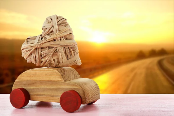 Coche de madera con corazón de mimbre —  Fotos de Stock