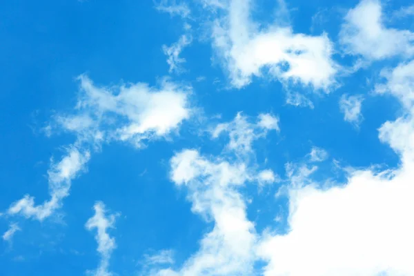 Céu azul com nuvens brancas — Fotografia de Stock