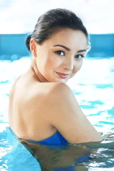 Menina bonita na piscina — Fotografia de Stock