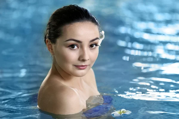 Mooi meisje in zwembad — Stockfoto