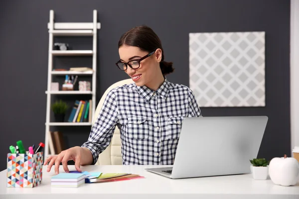 Femme travaillant à l'ordinateur — Photo