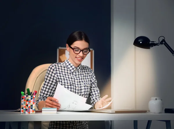 Vrouw die werkt met schetsen — Stockfoto