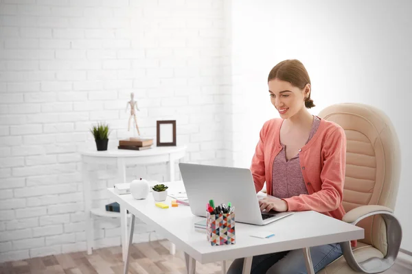 Femme travaillant à l'ordinateur — Photo