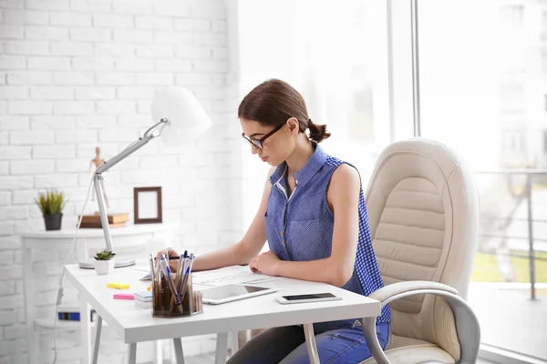 Vrouw die werkt met schetsen — Stockfoto