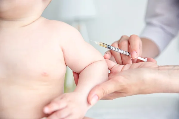 Professionele kinderarts vaccinerend baby — Stockfoto