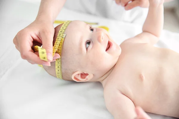 Professional pediatrician examining baby — Stock Photo, Image