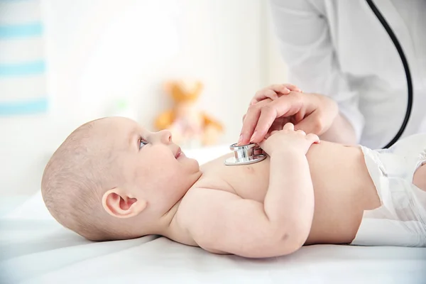 Kinderarzt untersucht Säugling — Stockfoto