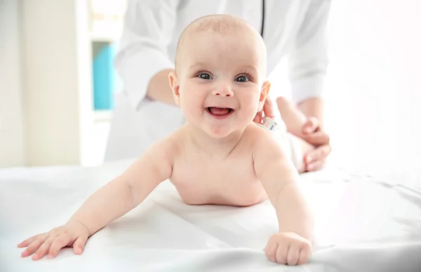 Professional pediatrician examining infant — Stock Photo, Image