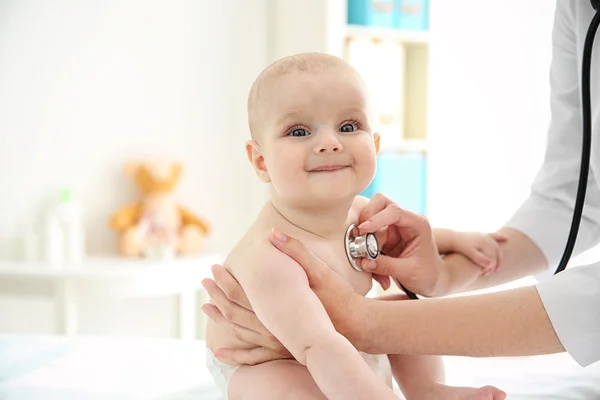 Professionell barnläkare undersökande spädbarn — Stockfoto