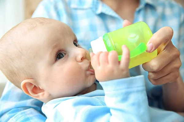 Bambino acqua potabile — Foto Stock