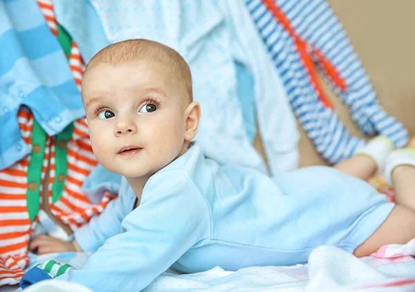 Adorable bébé couché sur des vêtements — Photo