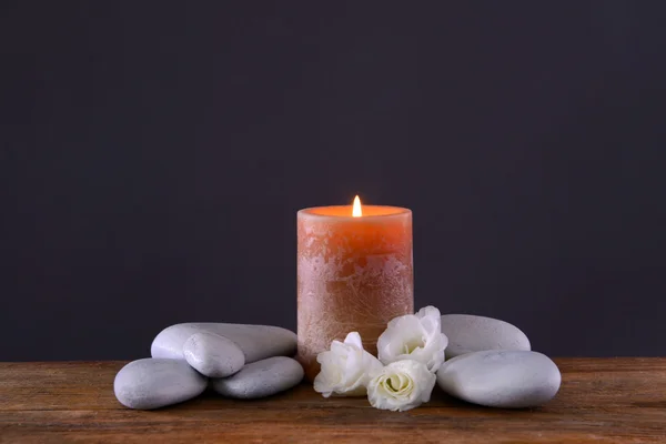 Wellness-Steine mit brennender Kerze und Blumen — Stockfoto