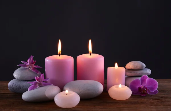 用燃烧的蜡烛和鲜花的 spa 石头 — 图库照片