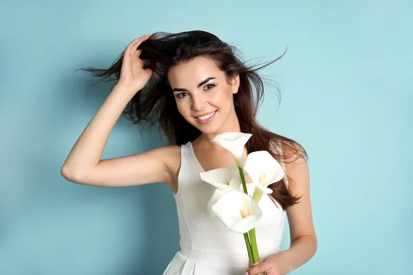 Woman holding bouquet of white callas — Stock Photo, Image