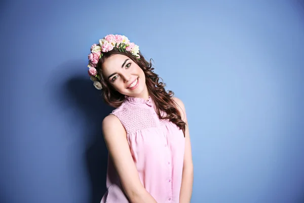 Bella donna con fiori sulla testa — Foto Stock