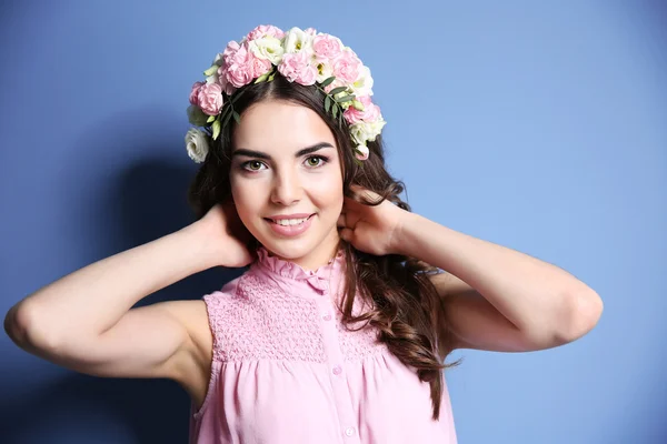 Bela mulher com flores na cabeça — Fotografia de Stock