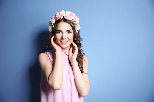 Piękna kobieta z kwiatami na głowie — Zdjęcie stockowe