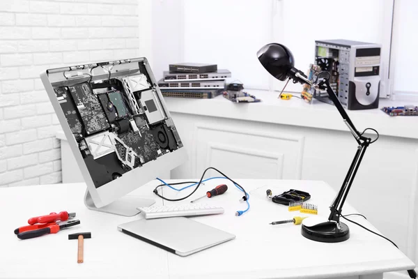 Gedemonteerd computermonitor — Stockfoto