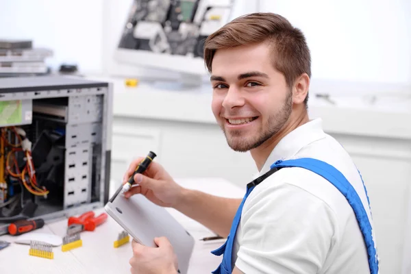 Genç repairer tornavida hizmet merkezi ile çalışma — Stok fotoğraf