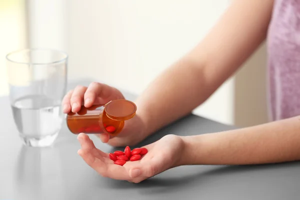 Woman taking vitamins — Stock Photo, Image