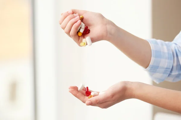 Mujer tomando vitaminas — Foto de Stock