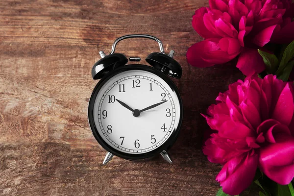ビンテージの時計と花束 — ストック写真