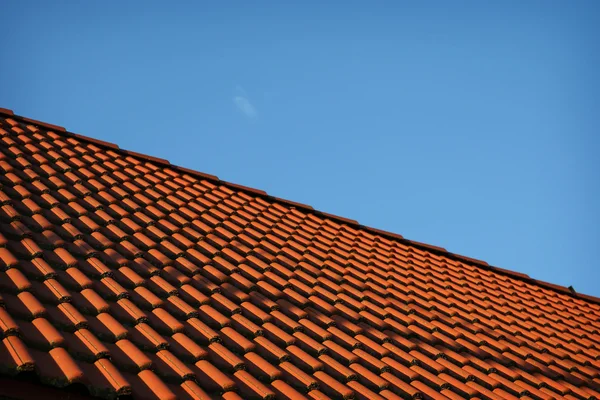 棕色的屋顶，在蔚蓝的天空 — 图库照片