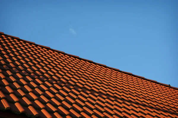 Telhado marrom no céu azul — Fotografia de Stock