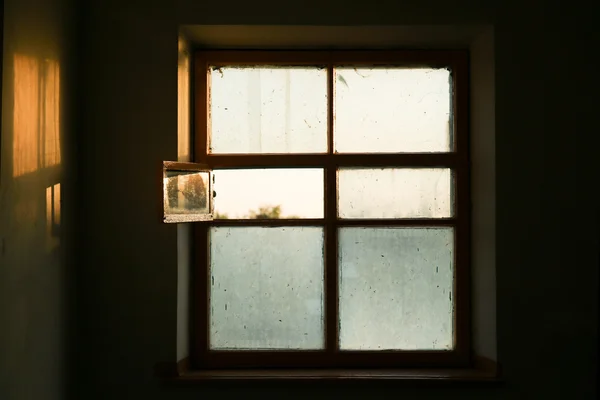 Oude venster op kamer — Stockfoto