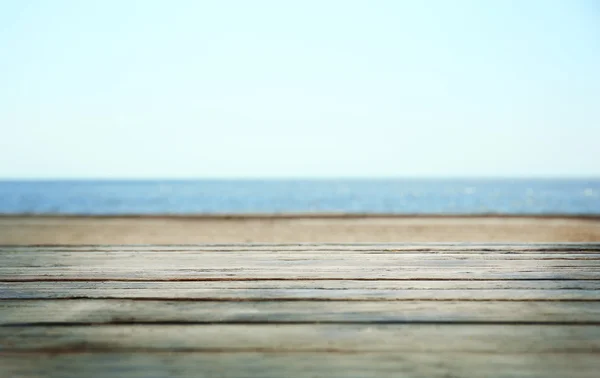 Träbrygga med blå havet — Stockfoto