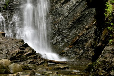 Dağlarda şaşırtıcı şelale