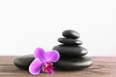 Arka plan üzerinde siyah spa taşlar