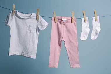 ipte asılı bebek giysileri