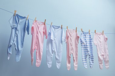 ipte asılı bebek giysileri