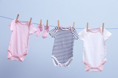 ipte asılı bebek giysileri