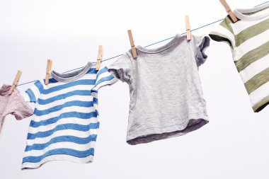 ipte asılı bebek giysileri