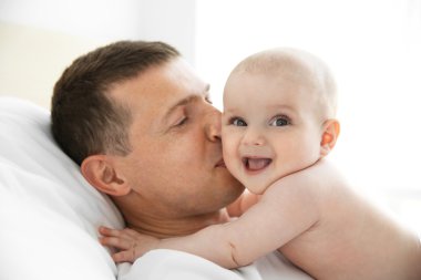 Baba öpüşme bebek