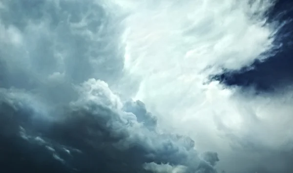 Nubes tormentosas en el cielo — Foto de Stock