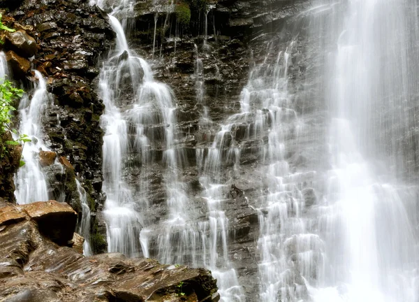 Niesamowite wodospad w górach — Zdjęcie stockowe