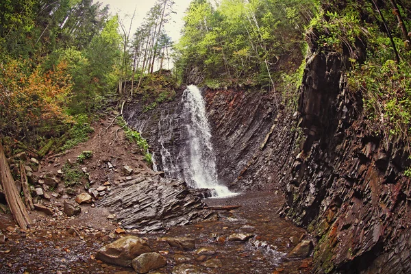 Geweldige waterval in Bergen — Stockfoto